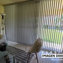 Persianas verticales en sala
