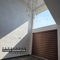 Proyecto con persianas en doble altura