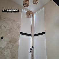 Sala con persianas modernas Imagen Dekorativa