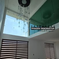 Persianas en sala con doble altura